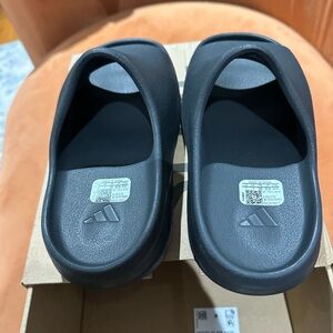 YEEZY Slides-100% authentic